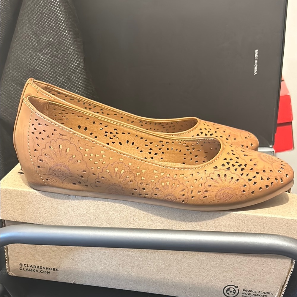 Baretraps Women's Tan Ballet Flats